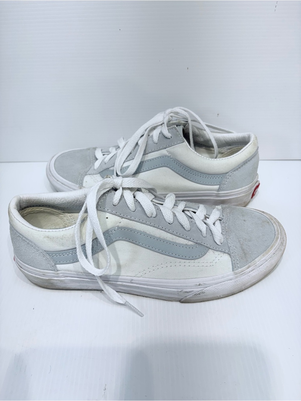 Vans Old Skool Low Top Sneakers in White and Light Gray Suede - Size 6.5